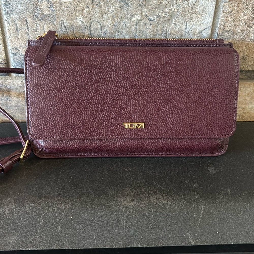 EUC Tumi Belden SLG in deep Merlot